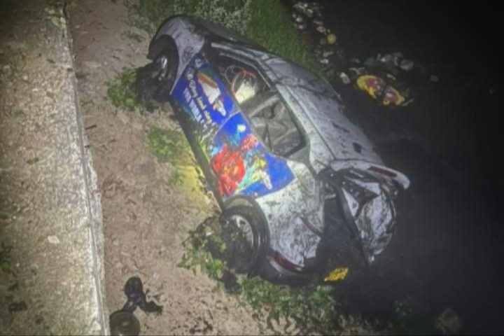 Oto con lao xuong song Nhue o Ha Noi hinh anh