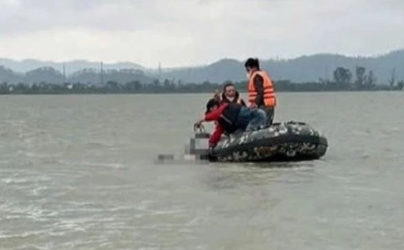 Be gai 12 tuoi mat tich 3 ngay, phat hien thi the tren song Lam hinh anh