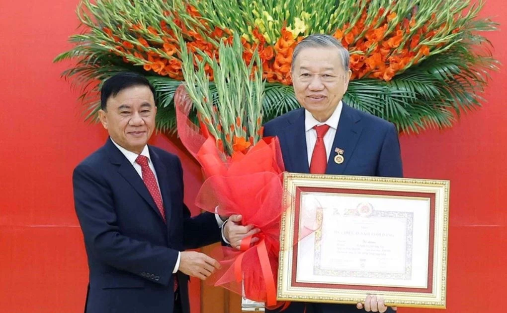 Trao Huy hieu 45 nam tuoi Dang tang Tong Bi thu To Lam hinh anh