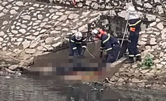 Phat hien thi the dang phan huy tren song Kim Nguu o Ha Noi hinh anh