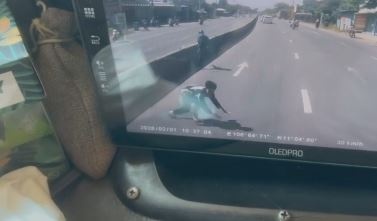 Nguoi dan ong bat ngo lao vao xe bon dang chay o TP.HCM hinh anh