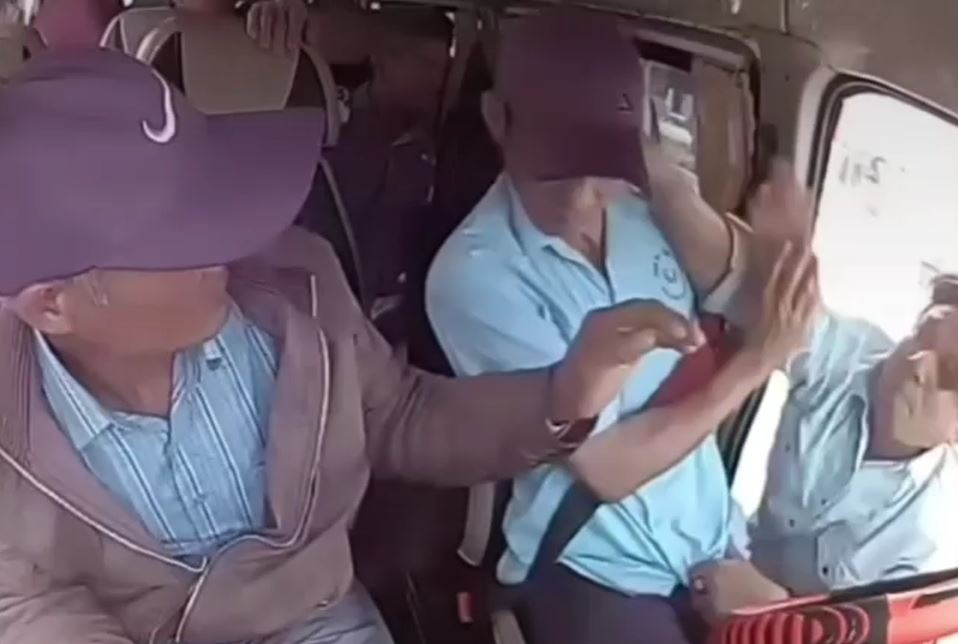 Tai xe xe khach o Gia Lai bi hanh hung giua duong hinh anh