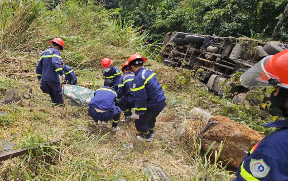 Xe tai lao xuong vuc deo Bao Loc, tai xe tu vong hinh anh