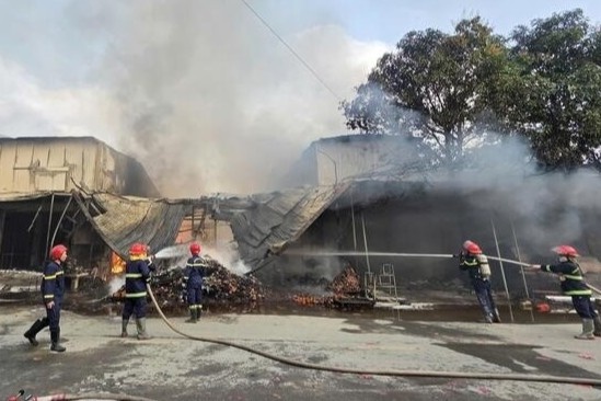 Chay du doi khu pho o Bac Ninh, 6 cua hang ban vang ma bi thieu rui hinh anh