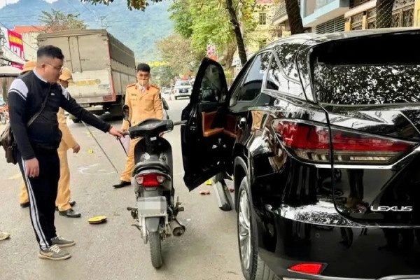 Khoi to tai xe Lexus mo cua xe gay tai nan khien be 5 tuoi tu vong hinh anh