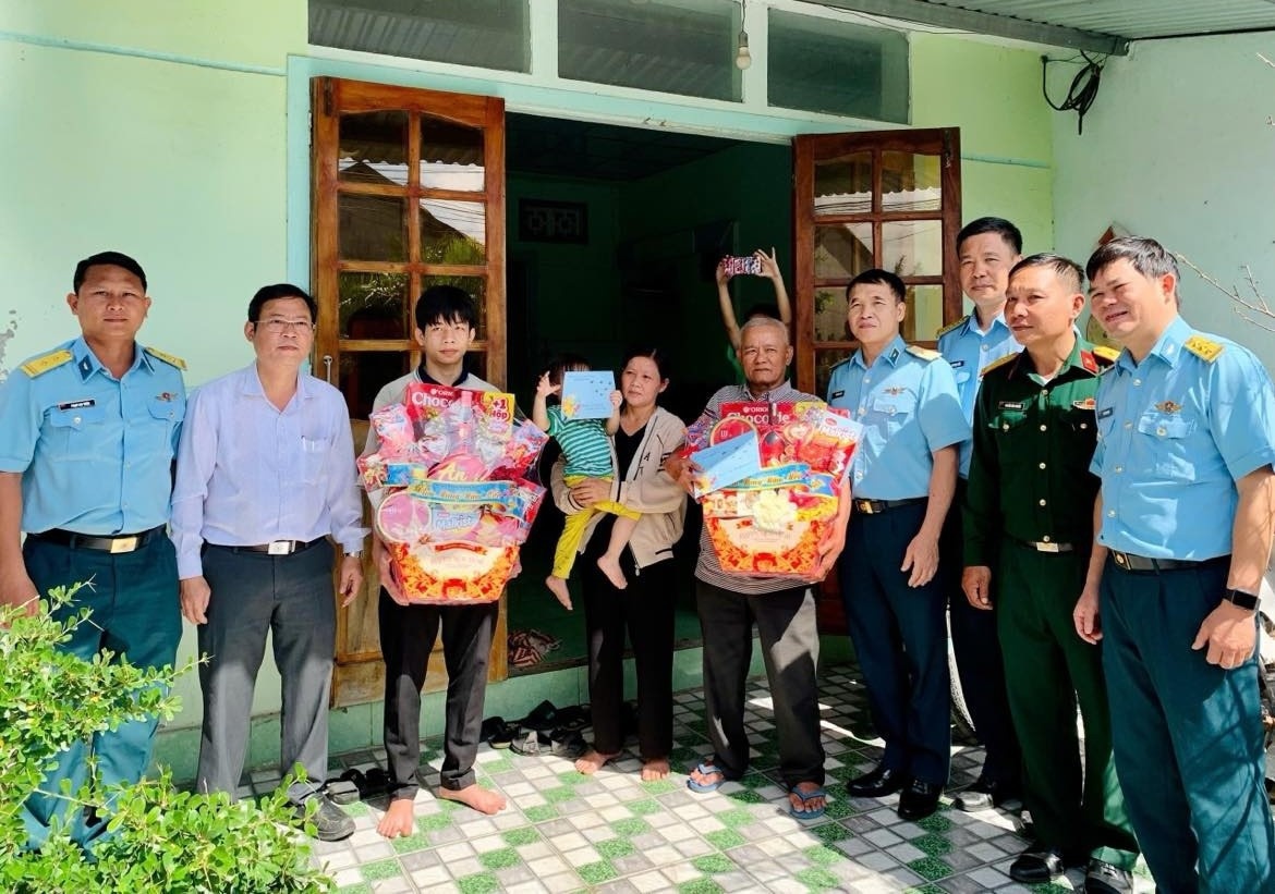 Khen thuong nguoi dan ho tro phi cong trong vu tai nan may bay quan su hinh anh