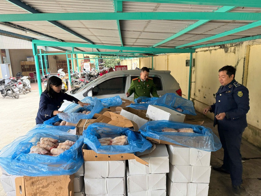 Phat hien gan 2 tan thuc pham nhap lau hinh anh