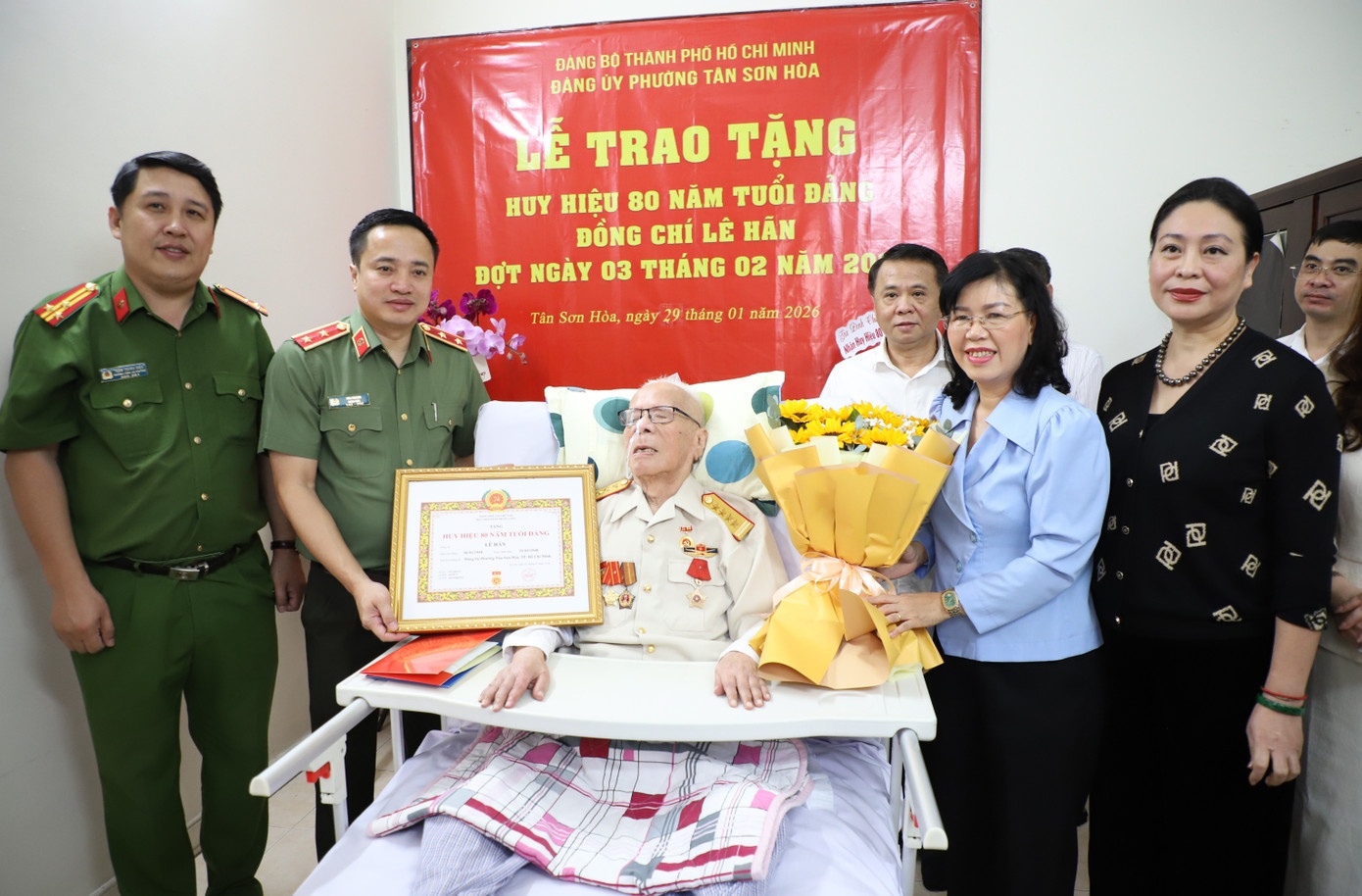 Trao Huy hieu 80 nam tuoi Dang den Dai ta Le Han hinh anh