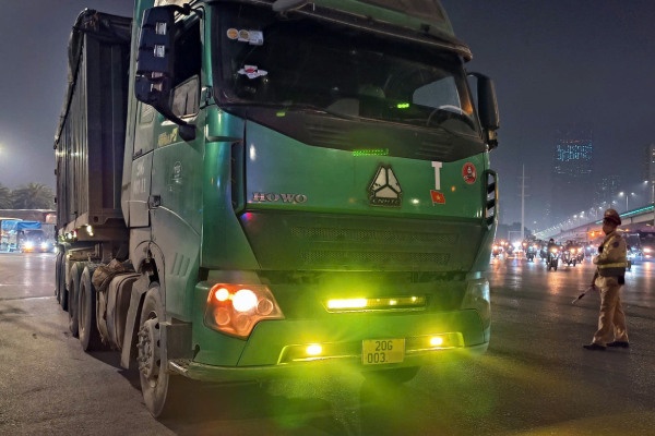 CSGT Ha Noi xuyen dem xu phat xe tai lap them den, coi hoi hinh anh