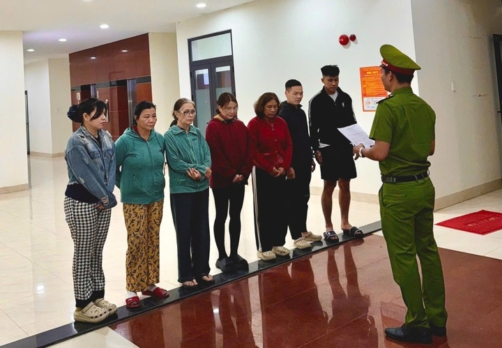 Bat nu quai,  Cam dau,  Duong day lo de anh 1