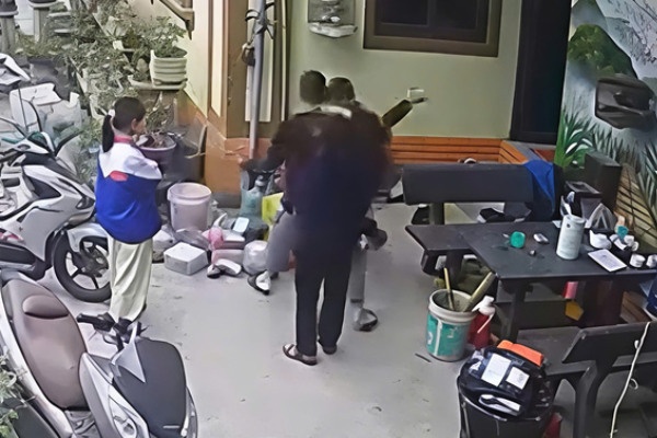 Con gai bi danh, bo lao den nha danh be trai 11 tuoi o Bac Ninh hinh anh