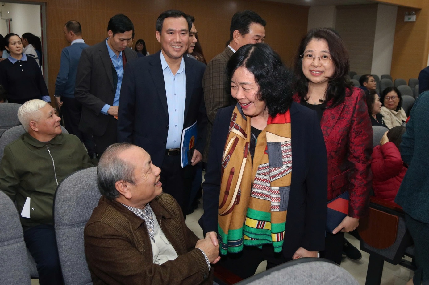 Ba Bui Thi Minh Hoai, Pham Thi Thanh Tra duoc tin nhiem ung cu DBQH hinh anh