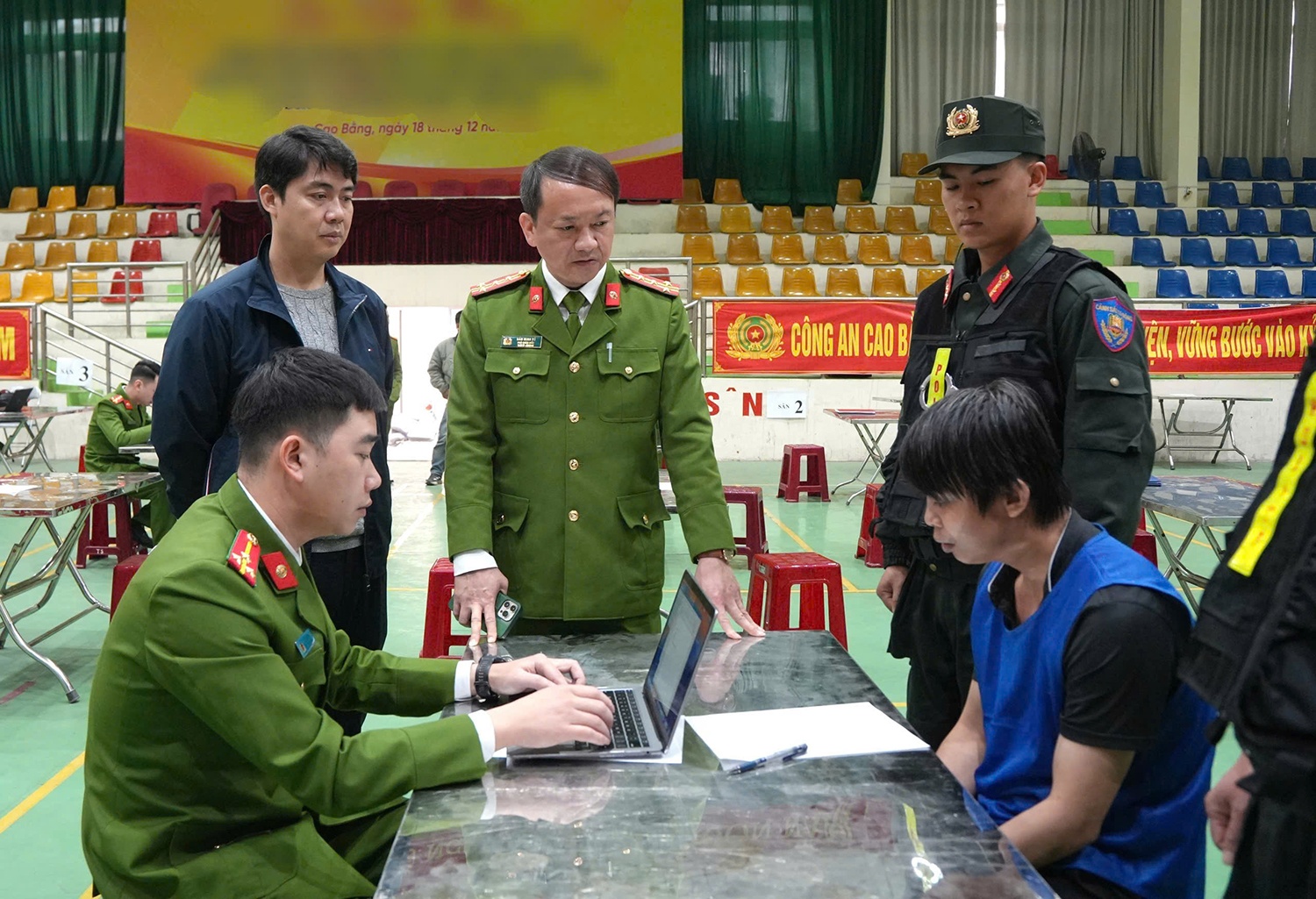 Dung 'app tinh cam' lua dao 200 ty dong hinh anh