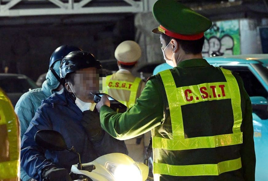 Sau tiec tat nien, nhieu tai xe vi pham nong do con 'kich khung' hinh anh