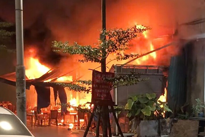 Chay quan ca phe trong khu biet thu lien ke o Ha Noi hinh anh