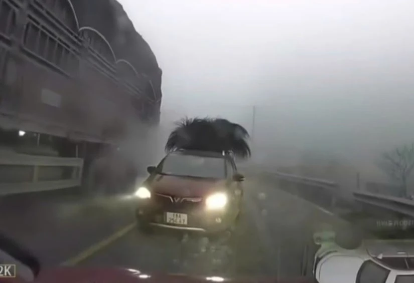 Vuot au giua suong mu day dac o Sa Pa, tai xe bi phat tien hinh anh