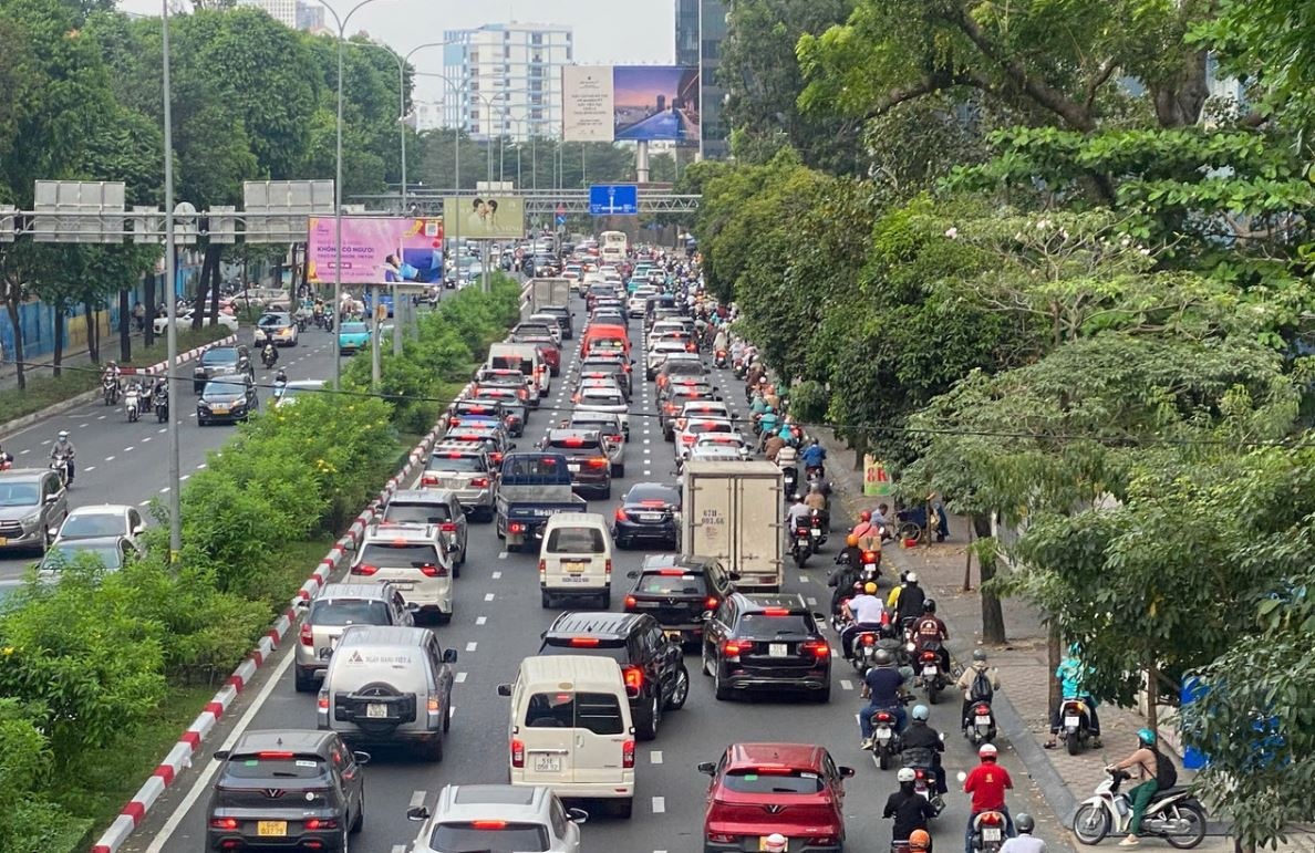 Giap Tet, trung tam TP.HCM va cua ngo san bay un u tu sang den chieu hinh anh
