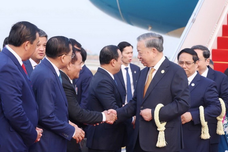 Tong Bi thu den san bay Techo, bat dau tham Campuchia hinh anh