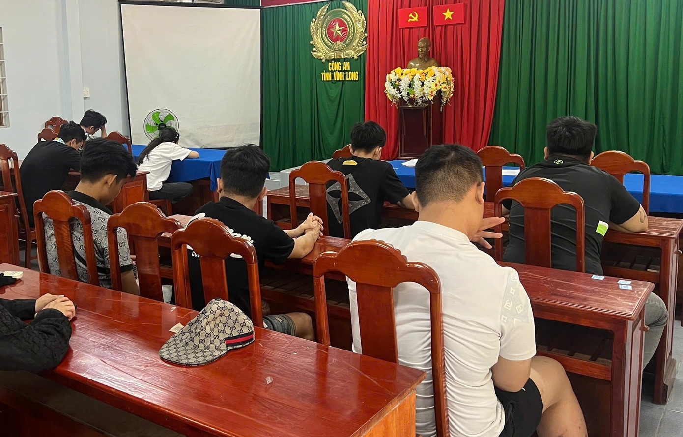 Vinh Long tiep nhan 14 cong dan tro ve tu Campuchia hinh anh