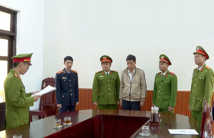 Tham muu cap so do sai quy dinh, can bo dia chinh phuong o Hue bi bat hinh anh