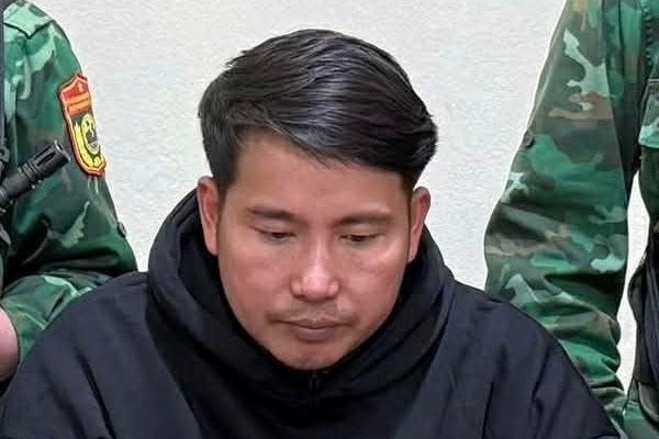 Giau 7 cay vang trong khoang dong co oto de dua qua bien gioi hinh anh