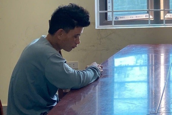 Bat nghi pham khong che, bop co nguoi phu nu trong dem hinh anh