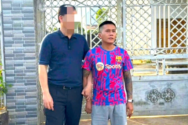 Doi tuong trong vu cuop ngan hang dung sung AK va co nhieu dan em hinh anh