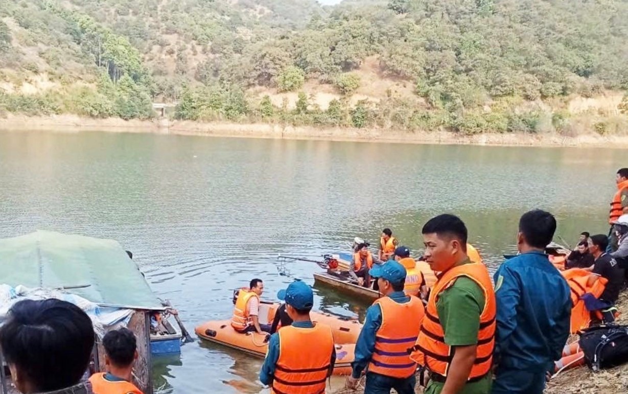 Tim thay thi the nguoi dan ong lat thuyen o Lam Dong hinh anh