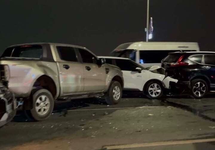 Tai nan lien hoan tren cau Nhat Tan, huong di san bay Noi Bai un tac hinh anh