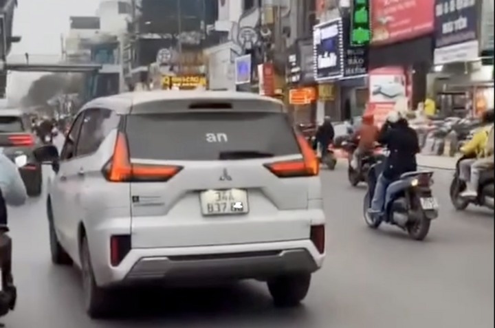 Oto co bang den led hien chu xuc pham cong an, tai xe noi bi hack hinh anh