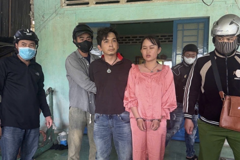 Bat giu nhom doi tuong giet nguoi khi mau thuan o quan nhau hinh anh