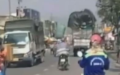 Bao hang tu xe tai de trung nguoi di xe may o TP.HCM hinh anh