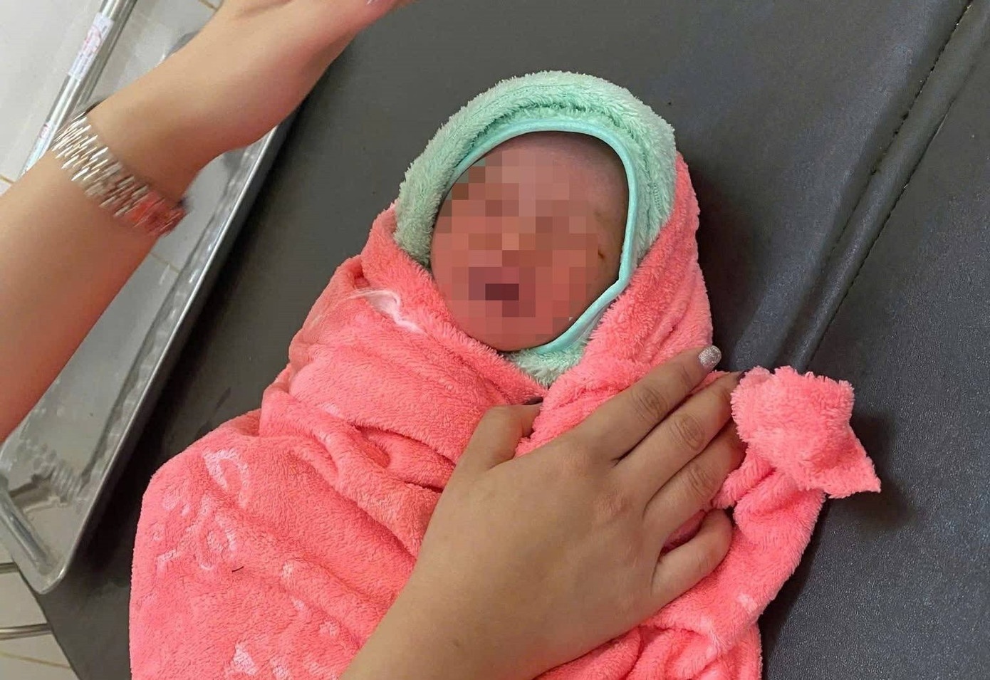 Be gai con nguyen day ron giua ray sau rieng, toan than bi kien bu hinh anh