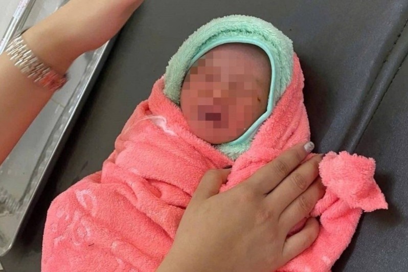 Danh tinh nguoi me vu be so sinh con nguyen day ron bi bo roi hinh anh