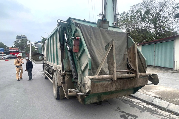 Bien so bam ban, tai xe xe rac bi phat 23 trieu dong hinh anh