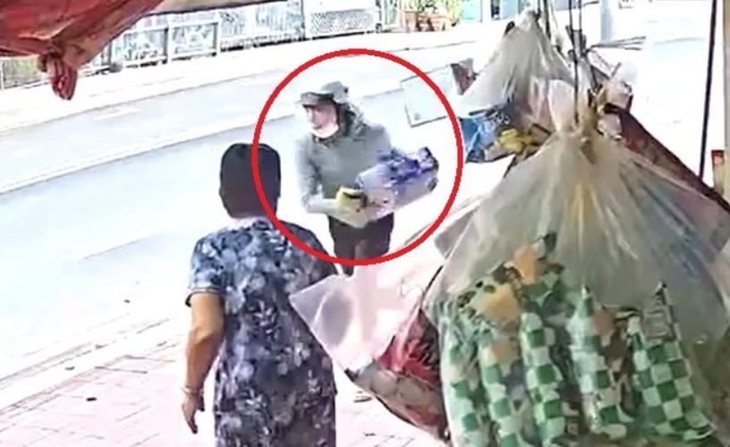 Cu ong giang co quyet liet voi ke cuop bia tai tiem tap hoa o TP.HCM hinh anh