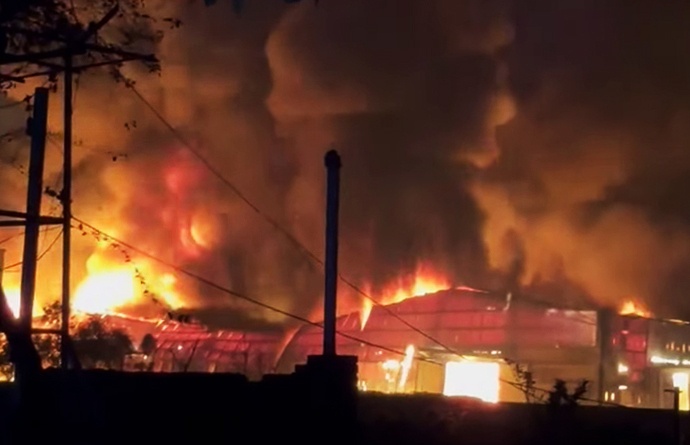 Xuong nhua hon 1.000 m² o Hung Yen chay du doi trong dem hinh anh