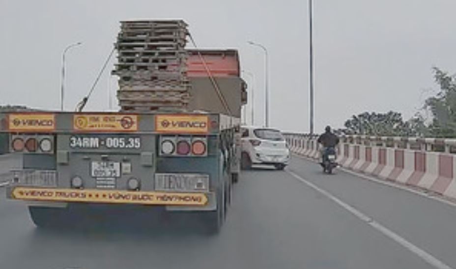 Xe dau keo vuot au, tong oto con vang vao thanh cau hinh anh