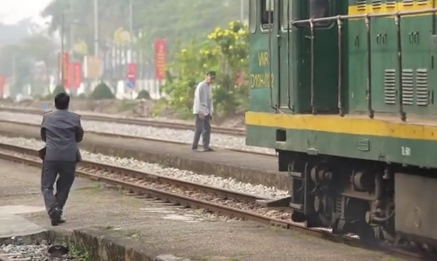 Bang qua mui tau hoa, nguoi dan ong thoat nan trong gang tac hinh anh