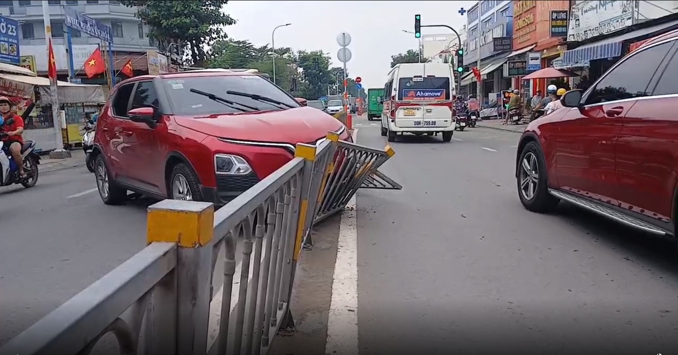 Oto mat lai dam vao dai phan cach, gay tai nan lien hoan o TP.HCM hinh anh