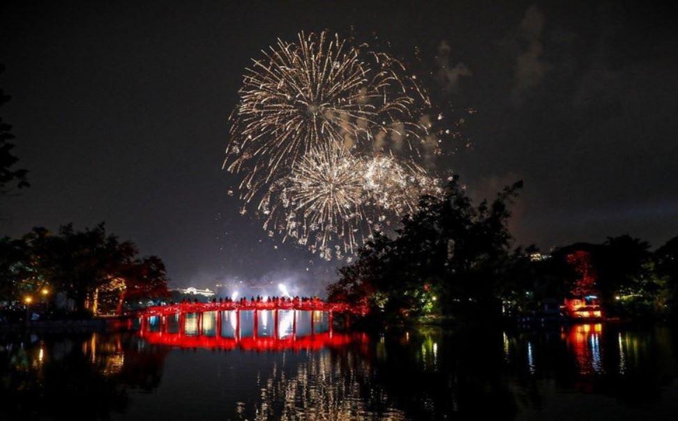 Ruc sang sac phao hoa tren khap moi mien dat nuoc mung Xuan Binh Ngo hinh anh