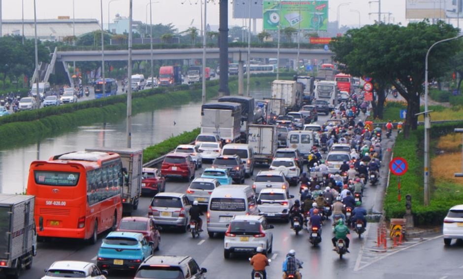 Cua ngo TP.HCM chat kin nguoi ve que trong mua hinh anh