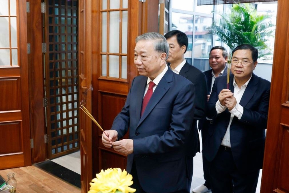 Tong Bi thu thap huong tuong nho cac dong chi nguyen lanh dao hinh anh