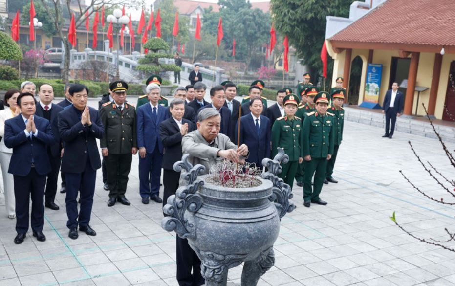 Tong Bi thu dang huong tuong niem cac dong chi lanh dao tien boi hinh anh