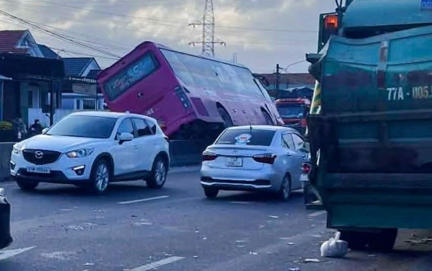 Sau va cham, xe khach lao len dai phan cach hinh anh