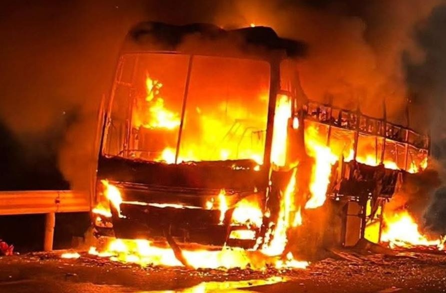 Xe giuong nam chay du doi, 34 khach thoat nan hinh anh