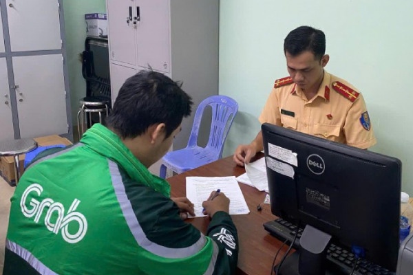 TikToker 'Anh Grab Vlog' bi xu phat vi quay va dang clip sai muc dich hinh anh