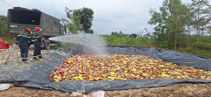 Tieu huy 11 tan,  phao hoa no anh 2