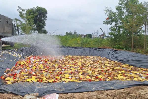 Tieu huy gan 11 tan phao hoa no trong vu buon ban hang cam o Bac Ninh hinh anh