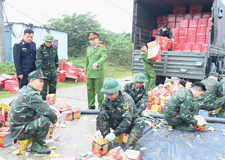 Tieu huy 11 tan,  phao hoa no anh 1